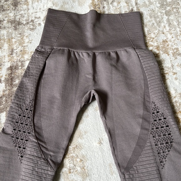 Taupey Purple Seamless Leggings with Small Cutout Designs Sz S - Picture 6 of 11